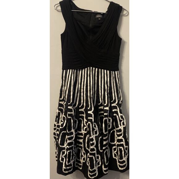 Adrianna Papell Dresses & Skirts - Adrianna Papell V-Neck Textured Sleeveless Dress Sz 10 Black White Geometric